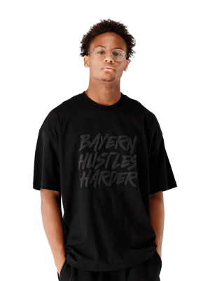 FC Bayern T-Shirt Hustles Harder - Schwarz - Herren