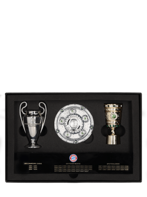 FC Bayern Pokale auf Acrylpodest - Gold